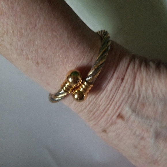 Beautiful VTG Cable Bracelet - Picture 4 of 8